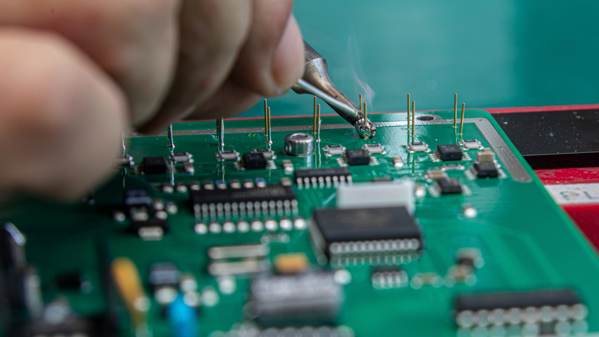 Industrielle Nahaufnahme: elektromechanische Baugruppenmontage bei GRO-EB in Ainring